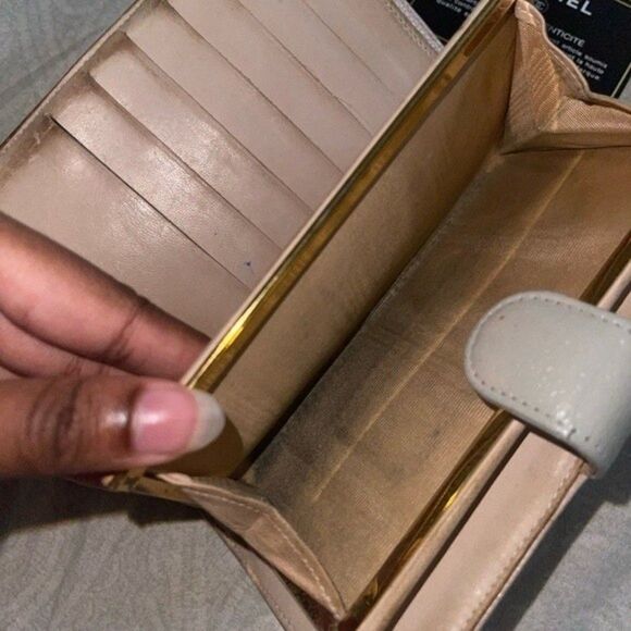 Green pre loved Chanel long wallet a lot of signs of use and wear - Picture 6 of 7